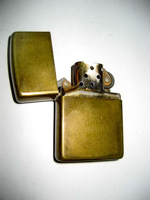 A252-Bricheta Zippo Bradford USA F.C. Bayern Munchen E.V. ZIPPO MFG & Co. |  Okazii.ro