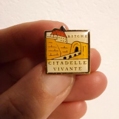 Insigna Citadelle Vivante Bitche, metal, 1.5cm, colectie, Franta