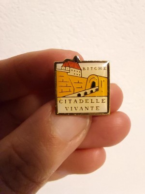 Insigna Citadelle Vivante Bitche, metal, 1.5cm, colectie, Franta foto