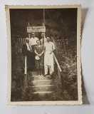 FOTOGRAFIE DE GRUP IN FATA VILEI &#039; CAZANE &#039; LANGA DUNARE , KILOMETRUL 104 , 1938