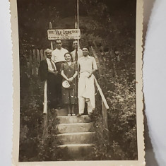 FOTOGRAFIE DE GRUP IN FATA VILEI ' CAZANE ' LANGA DUNARE , KILOMETRUL 104 , 1938
