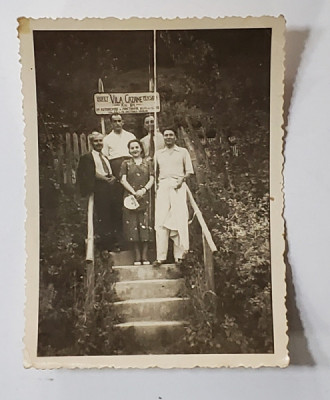FOTOGRAFIE DE GRUP IN FATA VILEI &amp;#039; CAZANE &amp;#039; LANGA DUNARE , KILOMETRUL 104 , 1938 foto