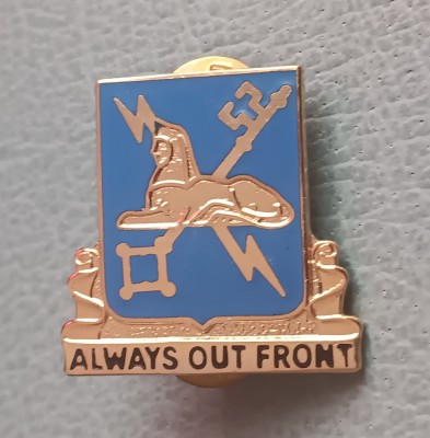 QW9 N5 93 - insigna - tematica militara - Always out front - Armata USA foto
