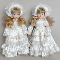 Fetite surori blonde cu rochii albe lungi, papusi de colectie din portelan 40 cm