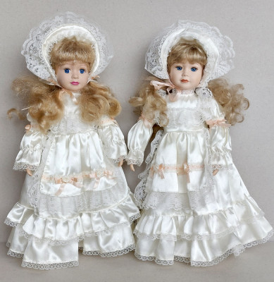 Fetite surori blonde cu rochii albe lungi, papusi de colectie din portelan 40 cm foto
