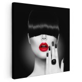 Tablou portret femeie cu buze rosii, unghii negre, alb, negru 1454 Tablou canvas pe panza CU RAMA 40x40 cm