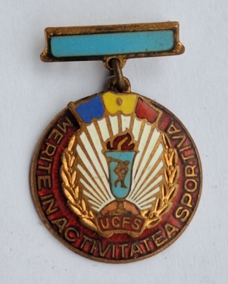 Merite in activitatea sportiva - evidentiat UCFS - insigna veche email la cald foto
