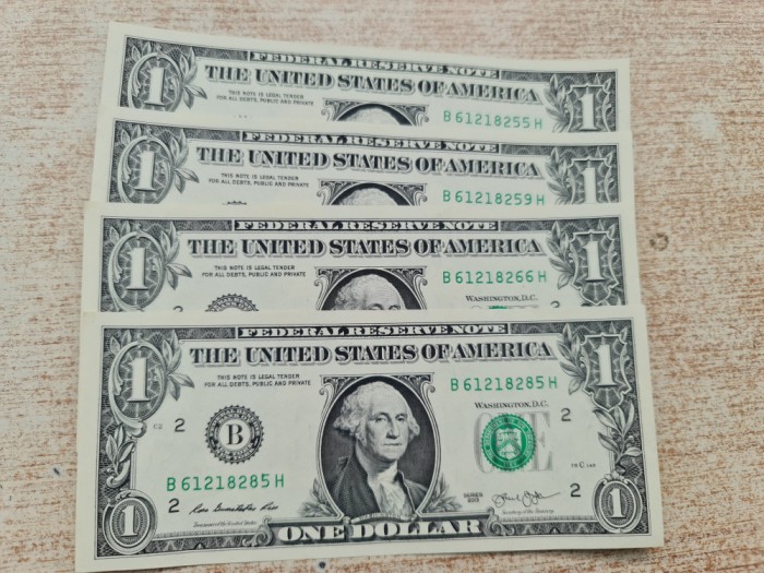 4 Dollari UNC - serii apropiate. 2013