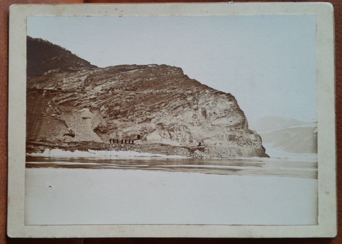 Fotografie pe carton, Romania, in excursie la cariera de piatra, periopada interbelica