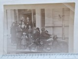 Fotografie carte poștală familie și motocicletă &ndash; Rom&acirc;nia anii 1950 &ndash; 9&times;14 cm