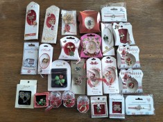 Lot 26 martisoare tip brosa, insigna, ... 2 / R1P1P foto
