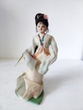 Papusa vintage asiatica imbraaacta in costum national etnic chinezesc din anii 70 (import in Romania)
