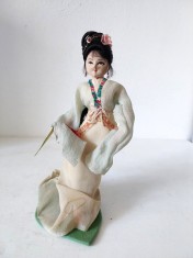 Papusa vintage asiatica imbraaacta in costum national etnic chinezesc din anii 70 (import in Romania)