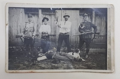 RECONSTITUIREA UNEI CRIME IN COMUNA SOTANGA , CIVILI SI JANDARMI , FOTOGRAFIE TIP CARTE POSTALA, PERIOADA INTERBELICA foto