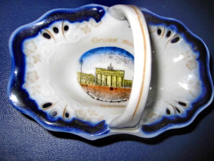 665- Frumos cosulet omagial Thuringen Berlin cu Poarta Brandenburg perioada cca 1900 din portelan. Inaltime 6 cm, lungime 11 cm, in stare buna.