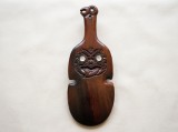 Padela Tiki Maori Noua Zeelanda, lemn exotic, scoica abalone, sculptata manual, 35cm, decoratiune casa, colectie, cadou