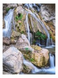 Tablou Canvas, "Cascada peste st&acirc;nci și mușchi verde", Cascade, Piatre, Apa, Vegetație, Natură, Flux, Seninătate, Răcoros, Pitoresc, &Icirc;ntinerire, 26 x