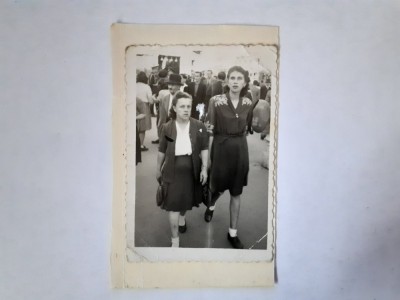 Fotografie 6/9 cm pe stradă cu 2 fete foto