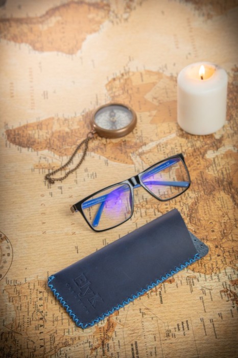 Toc Etui ochelari soare vedere din piele naturala, Handmade, lucrat si cusut manual, Mark, Bleumarin, Produs in Romania