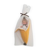 Papusa Bomboncin Cu Caciulita Si Paturica Banana 20cm