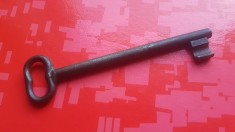 E817- Cheie mare poarta veche metal. Lungime 15 cm, latime maner 4, cap 2.3 cm.