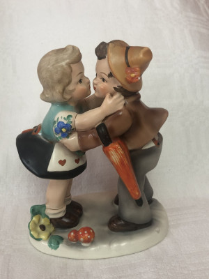 Figurina din portelan fin german - fetita cu baietel sarutandu-se foto