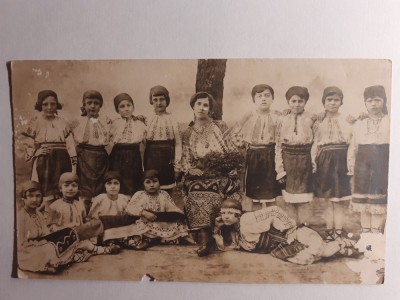 Carte poștală cu doamnă și fete &amp;icirc;n costume populare foto