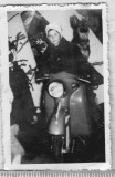 Bnk foto - Copil pe scuter Manet - 1963, Alb-Negru, Romania de la 1950, Transporturi