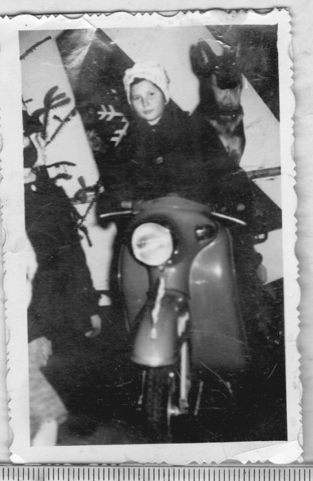 bnk foto - Copil pe scuter Manet - 1963