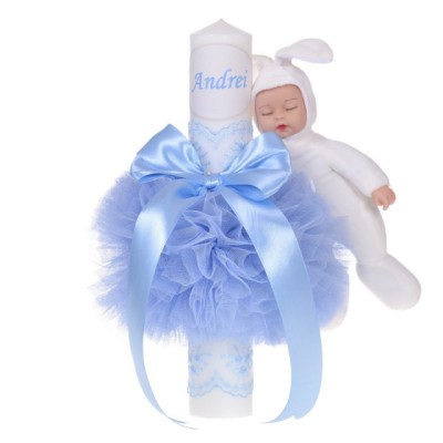 Lumanare botez personalizata, decor bleu cu tul, dantela si o jucarie iepuras, foto