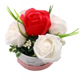 Aranjament Floral Cutie cu Trandafiri Sapun: 4 Albi + 1 Rosu. Decoratiune Casa Eleganta, Durabila. Cadou Special