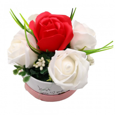 Aranjament Floral, Cutie Trandafiri, 4 Trandafiri Albi din Sapun si unul Rosu foto