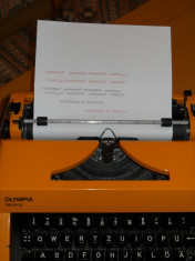 Masina de scris portabila OLIMPIA MONICA foto
