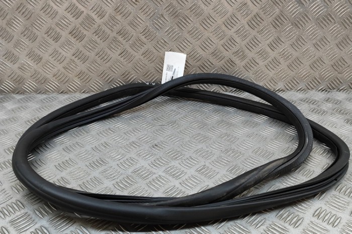 Garnitura ușă dreapta spate VW TOUAREG 7P5 2016 OEM: 7P0867367H | 24471136