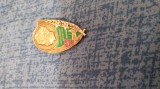 INSIGNA VINTAGE-100.000 DE PRIETENE PE TRACTOR -URSS