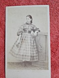 Fotografie tip CDV, tanara cu carte, inceput de secol XX