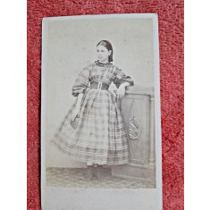 Fotografie tip CDV, tanara cu carte, inceput de secol XX
