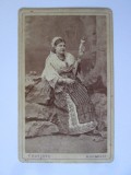 Fotografie pe carton 105x65 mm țărancă cu fuior,Franz Duschek-Bucuresci cca 1880, Alb-Negru, Romania pana la 1900, Portrete