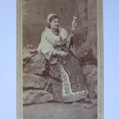 Fotografie pe carton 105x65 mm țărancă cu fuior,Franz Duschek-Bucuresci cca 1880