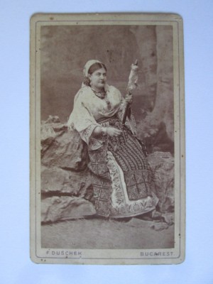 Fotografie pe carton 105x65 mm țărancă cu fuior,Franz Duschek-Bucuresci cca 1880 foto