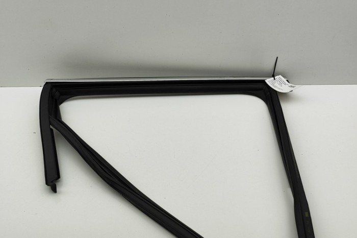 Bandou superior ușă dreapta spate SKODA KAROQ NU7 2024 OEM: 575839431,575839431T | 31846795