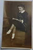Fotografie tip Carte postala, Fetita citind, 1945