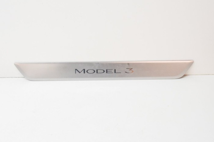 Ornament prag st&acirc;nga față TESLA MODEL 3 2020 OEM: 1504763-00-A 12610472