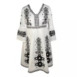 Cumpara ieftin Rochie traditionala evazata alba cu motiv geometric negru - RTM41