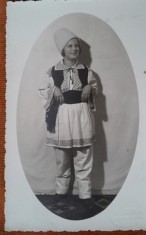 Fotografie tip carte postala, fetita in costum popular romanesc, perioada interbelica