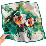 Cumpara ieftin Esarfa satin verde picturala cu accente florale