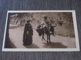 Cumpara ieftin Carte Poștală Sepia cu Personaje Tradiționale și Măgar, Circa 1920-1950