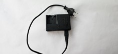 INCARCATOR OLYMPUS LI-40 C . PENTRU ACUMULATOR FOTO .