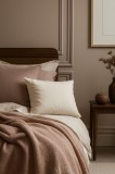 Perna puf si pene gasca Somnease Coneltex, dimensiuni 60 x 60 cm, patrata, culoare alba, pene 80%, 10% puf, 10% fibra siliconata tip bilute