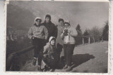 M5 C58 - FOTO - FOTOGRAFIE FOARTE VECHE - grup de prieteni la munte - anii 1960